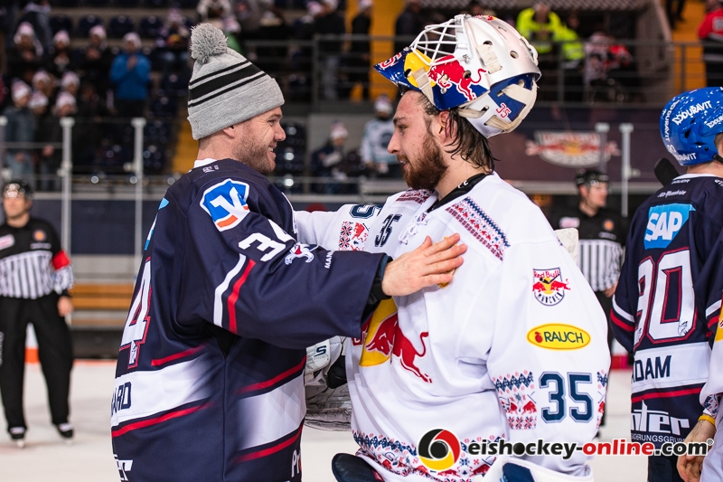 Chet Pickard (Torwart, Adler Mannheim) und Kevin Reich (Torwart, EHC Red Bull Muenchen) beim Shakehands nach der Hauptrundenbegegnung der Deutschen Eishockey Liga zwischen dem EHC Red Bull München und den Adler Mannheim am 21.12.2018.