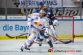 Maximilian Kastner (EHC Red Bull Muenchen) vor Cody Lampl (Adler Mannheim) und Brendan Mikkelson (Adler Mannheim) in der Hauptrundenbegegnung der Deutschen Eishockey Liga zwischen dem EHC Red Bull München und den Adler Mannheim am 21.12.2018.