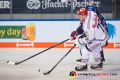 John Mitchell (EHC Red Bull Muenchen) und Sinan Akdag (Adler Mannheim) in der Hauptrundenbegegnung der Deutschen Eishockey Liga zwischen dem EHC Red Bull München und den Adler Mannheim am 21.12.2018.