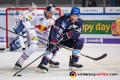 Derek Joslin (EHC Red Bull Muenchen) im Zweikampf mit Ben Smith (Adler Mannheim) in der Hauptrundenbegegnung der Deutschen Eishockey Liga zwischen dem EHC Red Bull München und den Adler Mannheim am 21.12.2018.