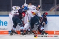 Andreas Eder (EHC Red Bull Muenchen) und Konrad Abeltshauser (EHC Red Bull Muenchen) im Kampf um den Puck mit Andrew Desjardins (Adler Mannheim) und Nicolas Kraemmer (Adler Mannheim) in der Hauptrundenbegegnung der Deutschen Eishockey Liga zwischen dem EHC Red Bull München und den Adler Mannheim am 21.12.2018.