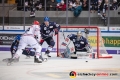 John Mitchell (EHC Red Bull Muenchen) und Denis Reul (Adler Mannheim) vor dem Tor von Dennis Endras (Torwart, Adler Mannheim)in der Hauptrundenbegegnung der Deutschen Eishockey Liga zwischen dem EHC Red Bull München und den Adler Mannheim am 21.12.2018.