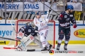 Jakob Mayenschein (EHC Red Bull Muenchen) gegen Dennis Endras (Torwart, Adler Mannheim) und Thomas Larkin (Adler Mannheim) in der Hauptrundenbegegnung der Deutschen Eishockey Liga zwischen dem EHC Red Bull München und den Adler Mannheim am 21.12.2018.