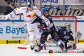 Dennis Endras (Torwart, Adler Mannheim) und Markus Eisenschmid (Adler Mannheim) verteidigen gegen Derek Joslin (EHC Red Bull Muenchen) in der Hauptrundenbegegnung der Deutschen Eishockey Liga zwischen dem EHC Red Bull München und den Adler Mannheim am 21.12.2018.