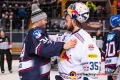 Chet Pickard (Torwart, Adler Mannheim) und Kevin Reich (Torwart, EHC Red Bull Muenchen) beim Shakehands nach der Hauptrundenbegegnung der Deutschen Eishockey Liga zwischen dem EHC Red Bull München und den Adler Mannheim am 21.12.2018.