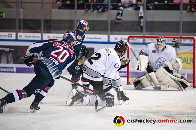 Tobias Eder (EHC Red Bull Muenchen) beim Schussversuch in der Hauptrundenbegegnung der Deutschen Eishockey Liga zwischen dem EHC Red Bull München und den Thomas Sabo ice Tigers am 02.01.2019.