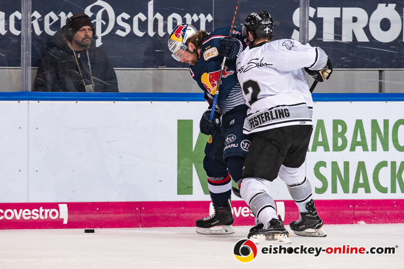 Brett Festerling (Thomas Sabo Ice Tigers) beim Zweikampf mit Maximilian Kastner (EHC Red Bull Muenchen) in der Hauptrundenbegegnung der Deutschen Eishockey Liga zwischen dem EHC Red Bull München und den Thomas Sabo ice Tigers am 02.01.2019.