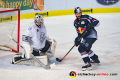 Niklas Treutle (Torwart, Thomas Sabo Ice Tigers) gegen Justin Shugg (EHC Red Bull Muenchen) in der Hauptrundenbegegnung der Deutschen Eishockey Liga zwischen dem EHC Red Bull München und den Thomas Sabo ice Tigers am 02.01.2019.