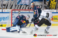 Danny aus den Birken (Torwart, EHC Red Bull Muenchen) und Konrad Abeltshauser (EHC Red Bull Muenchen) sichern die Scheibe vor Brandon Buck (Thomas Sabo Ice Tigers) in der Hauptrundenbegegnung der Deutschen Eishockey Liga zwischen dem EHC Red Bull München und den Thomas Sabo ice Tigers am 02.01.2019.