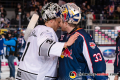 Niklas Treutle (Torwart, Thomas Sabo Ice Tigers) und Danny aus den Birken (Torwart, EHC Red Bull Muenchen) beim Shakehands in der Hauptrundenbegegnung der Deutschen Eishockey Liga zwischen dem EHC Red Bull München und den Thomas Sabo ice Tigers am 02.01.2019.