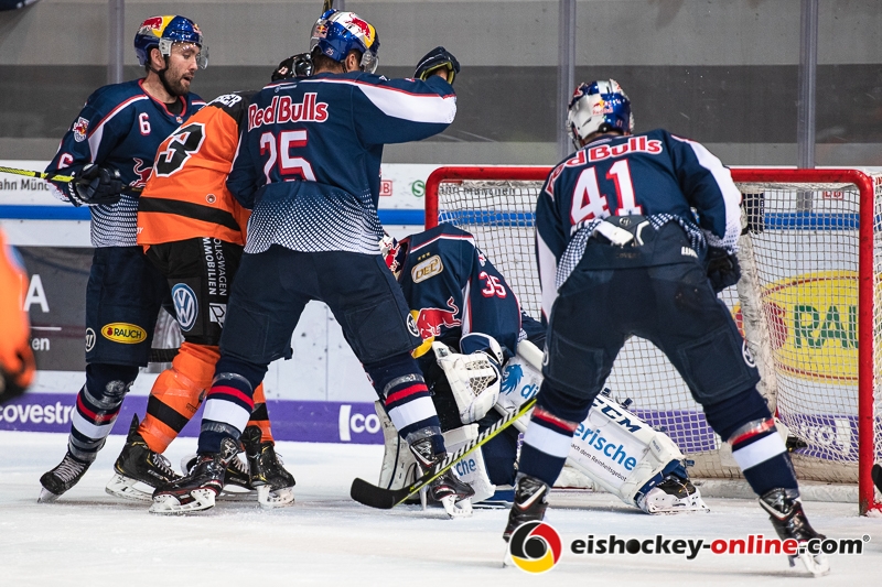 Daryl Boyle (EHC Red Bull Muenchen), Derek Joslin (EHC Red Bull Muenchen), Kevin Reich (Torwart, EHC Red Bull Muenchen) und Jakob Mayenschein (EHC Red Bull Muenchen) gegen Gerrit Fauser (Grizzlys Wolfsburg) in der Hauptrundenbegegnung der Deutschen Eishockey Liga zwischen dem EHC Red Bull München und den Grizzlys Wolfsburg am 02.12.2018.