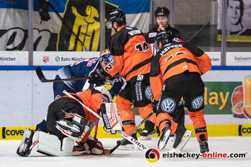 Jerry Kuhn (Torwart, Grizzlys Wolfsburg, Armin Wurm (Grizzlys Wolfsburg) und Jason Jaspers (Grizzlys Wolfsburg) verteidigen gegen Justin Shugg (EHC Red Bull Muenchen) in der Hauptrundenbegegnung der Deutschen Eishockey Liga zwischen dem EHC Red Bull München und den Grizzlys Wolfsburg am 02.12.2018.