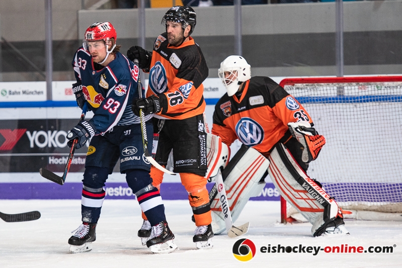 Maximilian Kastner (EHC Red Bull Muenchen) vor Jason Jaspers (Grizzlys Wolfsburg) und Jerry Kuhn (Torwart, Grizzlys Wolfsburg) in der Hauptrundenbegegnung der Deutschen Eishockey Liga zwischen dem EHC Red Bull München und den Grizzlys Wolfsburg am 02.12.2018.