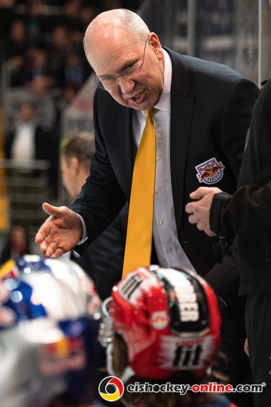 Coach Don Jackson (EHC Red Bull Muenchen) gibt Anweisungen an Maximilian Kastner (EHC Red Bull Muenchen) in der Hauptrundenbegegnung der Deutschen Eishockey Liga zwischen dem EHC Red Bull München und den Grizzlys Wolfsburg am 02.12.2018.