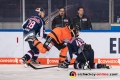 Frank Mauer (EHC Red Bull Muenchen) und Mark Voakes (EHC Red Bull Muenchen) gegen Sebastian Furchner (Grizzlys Wolfsburg) in der Hauptrundenbegegnung der Deutschen Eishockey Liga zwischen dem EHC Red Bull München und den Grizzlys Wolfsburg am 02.12.2018.