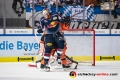 Ryan Button (EHC Red Bull Muenchen) vor Armin Wurm (Grizzlys Wolfsburg) und Jerry Kuhn (Torwart, Grizzlys Wolfsburg) in der Hauptrundenbegegnung der Deutschen Eishockey Liga zwischen dem EHC Red Bull München und den Grizzlys Wolfsburg am 02.12.2018.