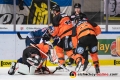 Jerry Kuhn (Torwart, Grizzlys Wolfsburg, Armin Wurm (Grizzlys Wolfsburg) und Jason Jaspers (Grizzlys Wolfsburg) verteidigen gegen Justin Shugg (EHC Red Bull Muenchen) in der Hauptrundenbegegnung der Deutschen Eishockey Liga zwischen dem EHC Red Bull München und den Grizzlys Wolfsburg am 02.12.2018.