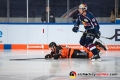 Spencer Machacek (Grizzlys Wolfsburg) und Keith Aulie (EHC Red Bull Muenchen) in der Hauptrundenbegegnung der Deutschen Eishockey Liga zwischen dem EHC Red Bull München und den Grizzlys Wolfsburg am 02.12.2018.