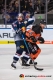 Yannic Seidenberg (EHC Red Bull Muenchen) und Cole Cassels (Grizzlys Wolfsburg) in der Hauptrundenbegegnung der Deutschen Eishockey Liga zwischen dem EHC Red Bull München und den Grizzlys Wolfsburg am 02.12.2018.