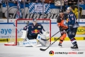 Cole Cassels (Grizzlys Wolfsburg) und Daryl Boyle (EHC Red Bull Muenchen) vor dem Tor von Kevin Reich (Torwart, EHC Red Bull Muenchen) in der Hauptrundenbegegnung der Deutschen Eishockey Liga zwischen dem EHC Red Bull München und den Grizzlys Wolfsburg am 02.12.2018.