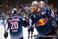 Abklatschen von Tobias Eder (EHC Red Bull Muenchen) mit Yasin Ehliz (EHC Red Bull Muenchen) in der Hauptrundenbegegnung der Deutschen Eishockey Liga zwischen dem EHC Red Bull München und den Grizzlys Wolfsburg am 02.12.2018.