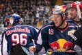 Abklatschen von Mark Voakes (EHC Red Bull Muenchen) mit Andreas Eder (EHC Red Bull Muenchen) nach dessem Treffer zum 5:1 in der Hauptrundenbegegnung der Deutschen Eishockey Liga zwischen dem EHC Red Bull München und den Grizzlys Wolfsburg am 02.12.2018.