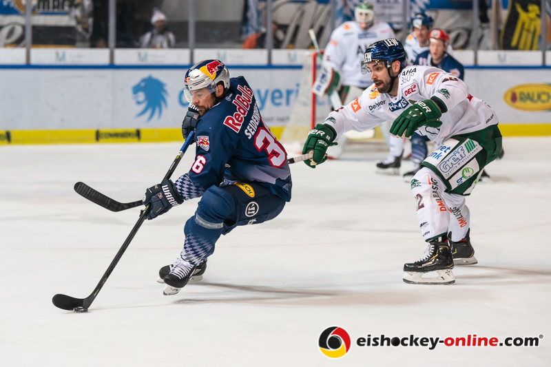 Yannic Seidenberg (EHC Red Bull Muenchen) verfolgt von Scott Valentine (Augsburger Panther) in der Hauptrundenbegegnung der Deutschen Eishockey Liga zwischen dem EHC Red Bull München und den Augsburger Panthern am 20.12.2019.