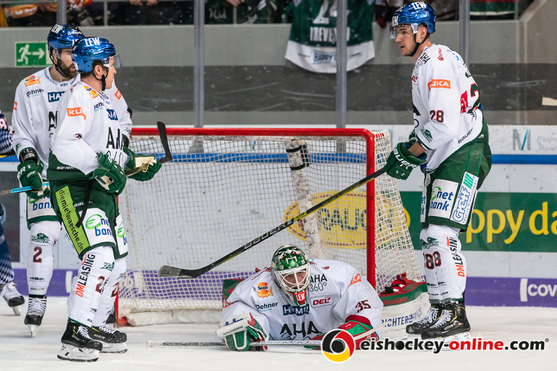Brady Lamb (Augsburger Panther), Thomas Jordan Trevelyan (Augsburger Panther), Markus Keller (Torwart, Augsburger Panther) und John Rogl (Augsburger Panther) in der Hauptrundenbegegnung der Deutschen Eishockey Liga zwischen dem EHC Red Bull München und den Augsburger Panthern am 20.12.2019.