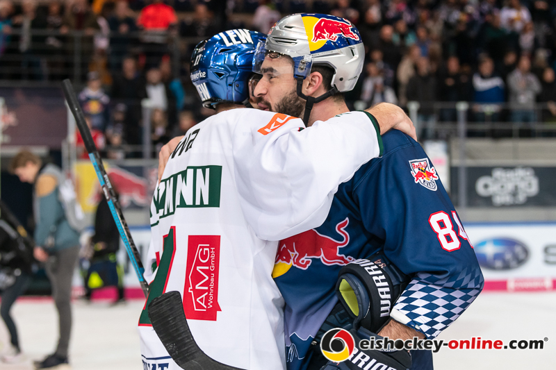 Thomas Holzmann (Augsburger Panther) und Trevor Parkes (EHC Red Bull Muenchen) beim Shakehands in der Hauptrundenbegegnung der Deutschen Eishockey Liga zwischen dem EHC Red Bull München und den Augsburger Panthern am 20.12.2019.