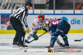 Linesman Christoffer Hurtik führt ein Bully aus zwischen Adam Payerl (Augsburger Panther) und Patrick Hager (EHC Red Bull Muenchen) in der Hauptrundenbegegnung der Deutschen Eishockey Liga zwischen dem EHC Red Bull München und den Augsburger Panthern am 20.12.2019.