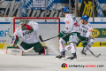 Markus Keller (Torwart, Augsburger Panther), Drew LeBlanc (Augsburger Panther) und Steffen Toelzer (Augsburger Panther) hier im Glück bei diesem Lattenschuss der Münchner in der Hauptrundenbegegnung der Deutschen Eishockey Liga zwischen dem EHC Red Bull München und den Augsburger Panthern am 20.12.2019.