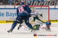 Patrick McNeill (Augsburger Panther) versucht einen Pass von Jason Jaffray (EHC Red Bull Muenchen) zu blocken in der Hauptrundenbegegnung der Deutschen Eishockey Liga zwischen dem EHC Red Bull München und den Augsburger Panthern am 20.12.2019.