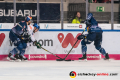 Kampf um den Puck zwischen Steffen Toelzer (Augsburger Panther) sowie Bobby Sanguinetti (EHC Red Bull Muenchen) und Daryl Boyle (EHC Red Bull Muenchen) in der Hauptrundenbegegnung der Deutschen Eishockey Liga zwischen dem EHC Red Bull München und den Augsburger Panthern am 20.12.2019.