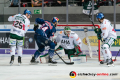 Trevor Parkes (EHC Red Bull Muenchen) erzielt hier einen Treffer in Baseball-Manier gegen Daniel Schmoelz (Augsburger Panther), Markus Keller (Torwart, Augsburger Panther) und Brady Lamb (Augsburger Panther) in der Hauptrundenbegegnung der Deutschen Eishockey Liga zwischen dem EHC Red Bull München und den Augsburger Panthern am 20.12.2019.