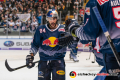 Trevor Parkes (EHC Red Bull Muenchen) beim Abklatschen nach seinem zweiten Treffer zum zwischenzeitlichen 4:0 in der Hauptrundenbegegnung der Deutschen Eishockey Liga zwischen dem EHC Red Bull München und den Augsburger Panthern am 20.12.2019.