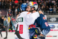 Thomas Holzmann (Augsburger Panther) und Trevor Parkes (EHC Red Bull Muenchen) beim Shakehands in der Hauptrundenbegegnung der Deutschen Eishockey Liga zwischen dem EHC Red Bull München und den Augsburger Panthern am 20.12.2019.