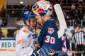 Jakob Mayenschein (Augsburger Panther) und Daniel Fiessinger (Torwart, EHC Red Bull Muenchen) beim Shakehands in der Hauptrundenbegegnung der Deutschen Eishockey Liga zwischen dem EHC Red Bull München und den Augsburger Panthern am 20.12.2019.