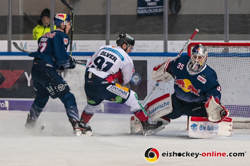 John Jason Peterka (EHC Red Bull Muenchen) und Keith Aulie (EHC Red Bull Muenchen) verteidigen gegen Mark Olver (Eisbaeren Berlin) in der Hauptrundenbegegnung der Deutschen Eishockey Liga zwischen dem EHC Red Bull München und den Eisbären Berlin am 24.01.2020.