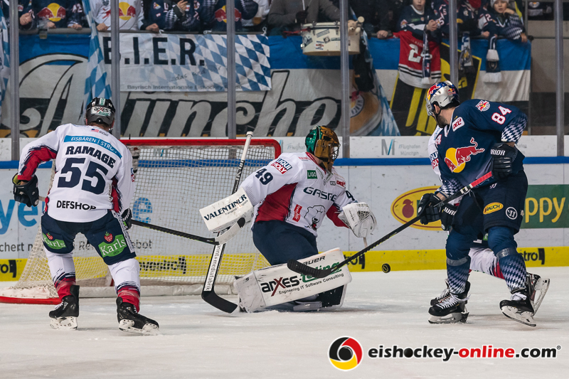 John Ramage (Eisbaeren Berlin), Justin Pogge (Torwart, Eisbaeren Berlin) und Jonas Mueller (Eisbaeren Berlin) verteidigen gegen Trevor Parkes (EHC Red Bull Muenchen) in der Hauptrundenbegegnung der Deutschen Eishockey Liga zwischen dem EHC Red Bull München und den Eisbären Berlin am 24.01.2020.