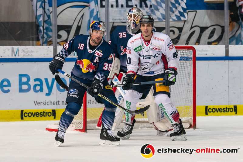 Yannic Seidenberg (EHC Red Bull Muenchen) und Kevin Reich (Torwart, EHC Red Bull Muenchen) verteidigen gegen Maxim Lapierre (Eisbaeren Berlin) in der Hauptrundenbegegnung der Deutschen Eishockey Liga zwischen dem EHC Red Bull München und den Eisbären Berlin am 24.01.2020.