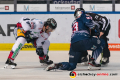 Linesman Gabriel Gaube führt ein Bully aus zwischen James Sheppard (Eisbaeren Berlin) und Maximilian Kastner (EHC Red Bull Muenchen) in der Hauptrundenbegegnung der Deutschen Eishockey Liga zwischen dem EHC Red Bull München und den Eisbären Berlin am 24.01.2020.