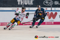 Mark Olver (Eisbaeren Berlin) und Bobby Sanguinetti (EHC Red Bull Muenchen) auf der Jagd nach dem Puck in der Hauptrundenbegegnung der Deutschen Eishockey Liga zwischen dem EHC Red Bull München und den Eisbären Berlin am 24.01.2020.