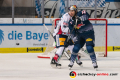 John Ramage (Eisbaeren Berlin) und Justin Shugg (EHC Red Bull Muenchen) in der Hauptrundenbegegnung der Deutschen Eishockey Liga zwischen dem EHC Red Bull München und den Eisbären Berlin am 24.01.2020.