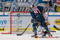 John Ramage (Eisbaeren Berlin) verteidigt hart gegen Philip Gogulla (EHC Red Bull Muenchen) in der Hauptrundenbegegnung der Deutschen Eishockey Liga zwischen dem EHC Red Bull München und den Eisbären Berlin am 24.01.2020.