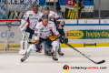 Jason Jaffray (EHC Red Bull Muenchen) im Sandwich von Maxim Lapierre (Eisbaeren Berlin) und Frank Hoerdler (Eisbaeren Berlin) vor dem Tor von Justin Pogge (Torwart, Eisbaeren Berlin) in der Hauptrundenbegegnung der Deutschen Eishockey Liga zwischen dem EHC Red Bull München und den Eisbären Berlin am 24.01.2020.