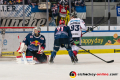 Leonhard Pfoederl (Eisbaeren Berlin) verpasst gegen Kevin Reich (Torwart, EHC Red Bull Muenchen) und Chris Bourque (EHC Red Bull Muenchen) in der Hauptrundenbegegnung der Deutschen Eishockey Liga zwischen dem EHC Red Bull München und den Eisbären Berlin am 24.01.2020.