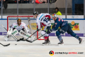 Jonas Mueller (Eisbaeren Berlin) und John Jason Peterka (EHC Red Bull Muenchen) vor dem Tor von Justin Pogge (Torwart, Eisbaeren Berlin) in der Hauptrundenbegegnung der Deutschen Eishockey Liga zwischen dem EHC Red Bull München und den Eisbären Berlin am 24.01.2020.