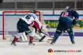 Yasin Ehliz (EHC Red Bull Muenchen) verpasst hier gegen Kai Wissmann (Eisbaeren Berlin) und Justin Pogge (Torwart, Eisbaeren Berlin) in der Hauptrundenbegegnung der Deutschen Eishockey Liga zwischen dem EHC Red Bull München und den Eisbären Berlin am 24.01.2020.