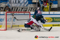 Frank Mauer (EHC Red Bull Muenchen) wird beim Penalty Shootout gelegt von Justin Pogge (Torwart, Eisbaeren Berlin) in der Hauptrundenbegegnung der Deutschen Eishockey Liga zwischen dem EHC Red Bull München und den Eisbären Berlin am 24.01.2020.