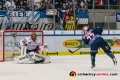 John Jason Peterka (EHC Red Bull Muenchen) verpasst beim Penalty Shootout gegen Justin Pogge (Torwart, Eisbaeren Berlin) in der Hauptrundenbegegnung der Deutschen Eishockey Liga zwischen dem EHC Red Bull München und den Eisbären Berlin am 24.01.2020.